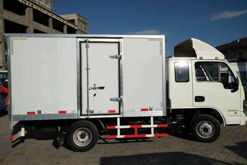 跃进 小福星S50 1.8L 68马力 柴油 3.2米 国四 排半仓栅式微卡(轴距:2800)(NJ5021CCYPBBNZ)