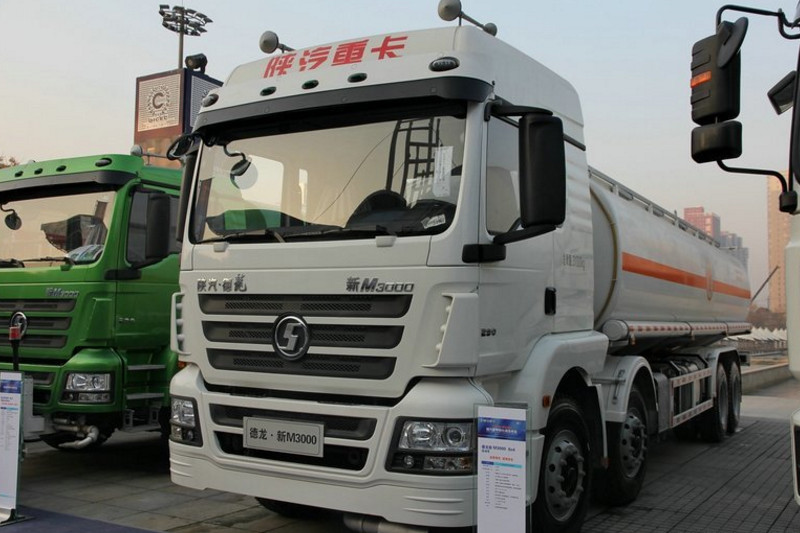 陕汽 德龙新M3000 270马力 6X4 国四油罐车(SX5256GYYMN434)