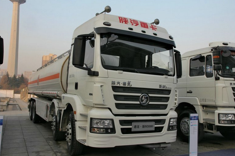 陕汽 德龙新M3000 270马力 6X4 国四油罐车(SX5256GYYMN434)