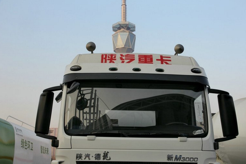 陕汽 德龙新M3000 270马力 6X4 国四油罐车(SX5256GYYMN434)