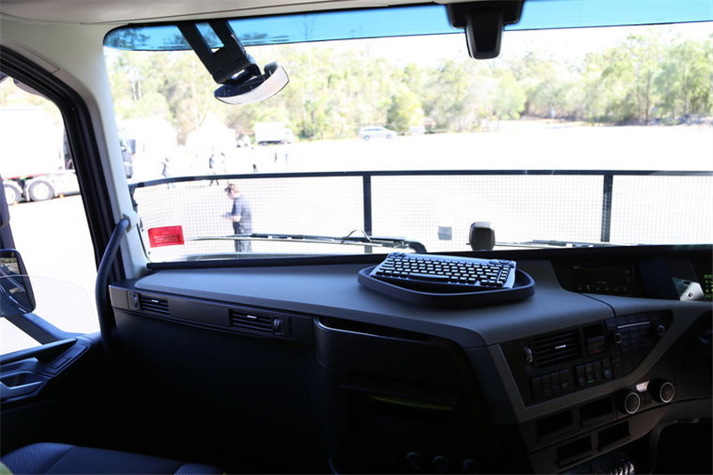 沃尔沃 新FH16重卡 600马力 6X4 国五牵引车(澳大利亚版三节全挂车)