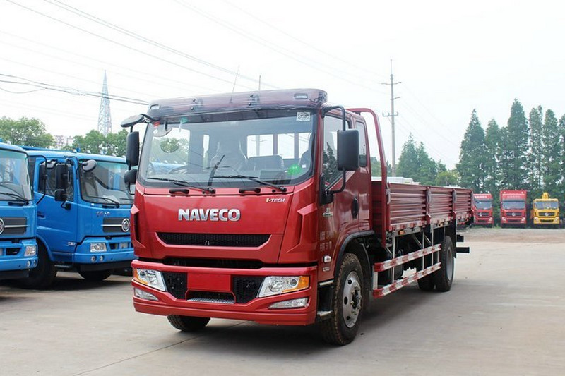 跃进 超越C500中卡 180马力 4X2 6.7米 国四 排半栏板载货车(NJ1131ZQDDWZ)