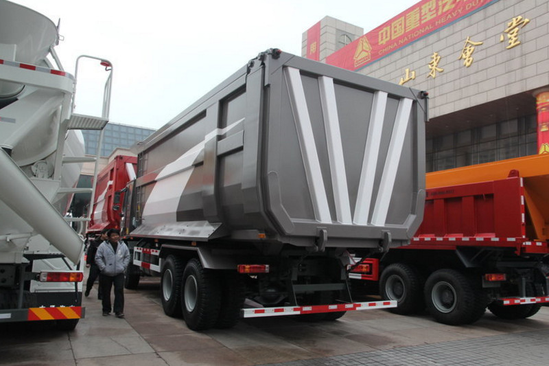 中国重汽 HOWO 371马力 6X4 国三宽体矿用自卸车