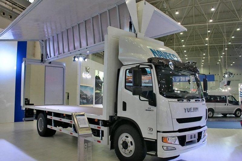 跃进 超越C500中卡 168马力 4X2 7.1米 国四 翼式载货车(NJ5161XXYZQDDWZ)