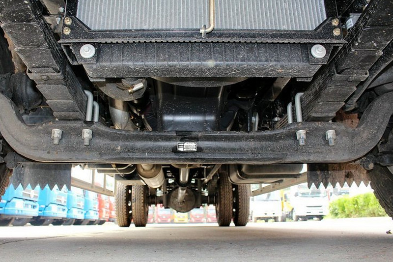 跃进 超越C300-33 高配版 125马力 4X2 3.8米 国四 排半栏板轻卡(上柴)(NJ1041ZFDCNZ)底盘图片