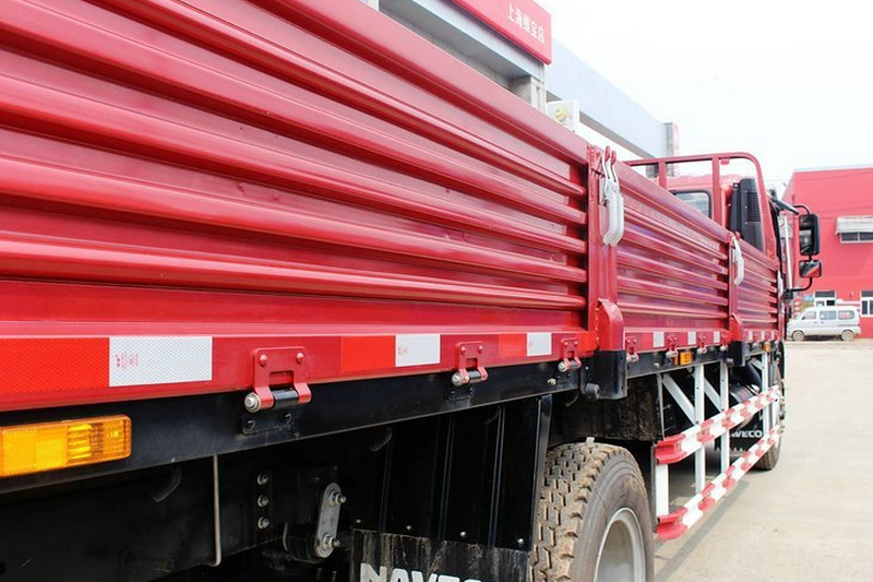 跃进 超越C300-33 高配版 125马力 4X2 3.8米 国四 排半栏板轻卡(上柴)(NJ1041ZFDCNZ)上装图片