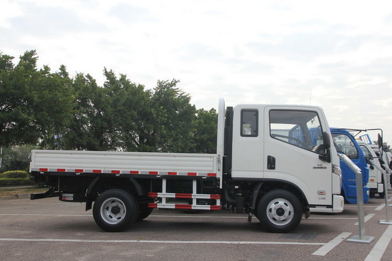 跃进 超越C500-42 舒适版 140马力 4X2 5.3米 国四 排半栏板载货车(NJ1091ZKDCWZ)