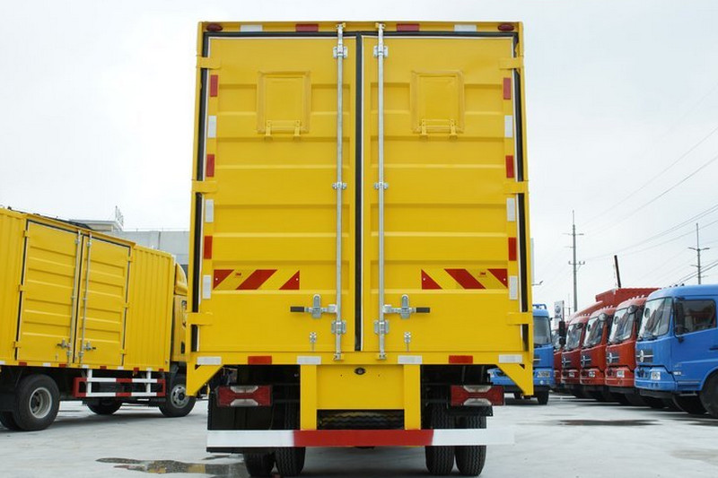 跃进 超越C300-33 125马力 4X2 3.7米 国四 排半厢式轻卡(索菲姆)(NJ5041XXYZFDCNZ)