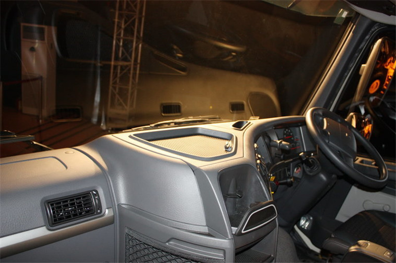 沃尔沃 FMX重卡 420马力 8X4 8.6米 国五自卸车