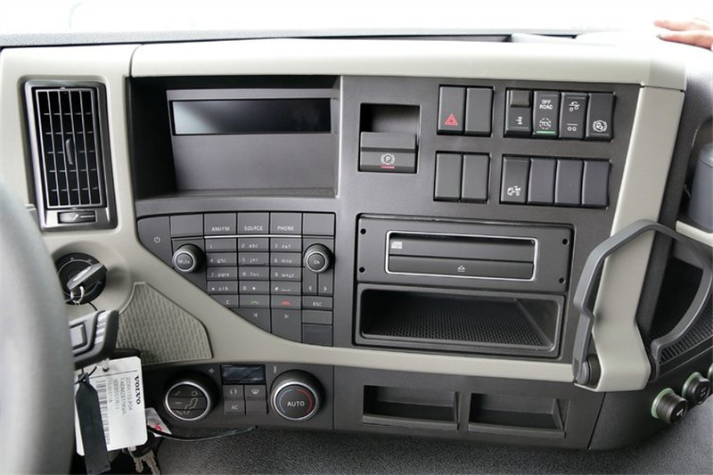 沃尔沃 新FM重卡 500马力 6X2 国四牵引车(FM500 62T)