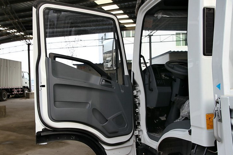 跃进 超越C500-52 180马力 4X2 6.7米 国四 排半仓栅式载货车(NJ5131CCYZQDDWZ)