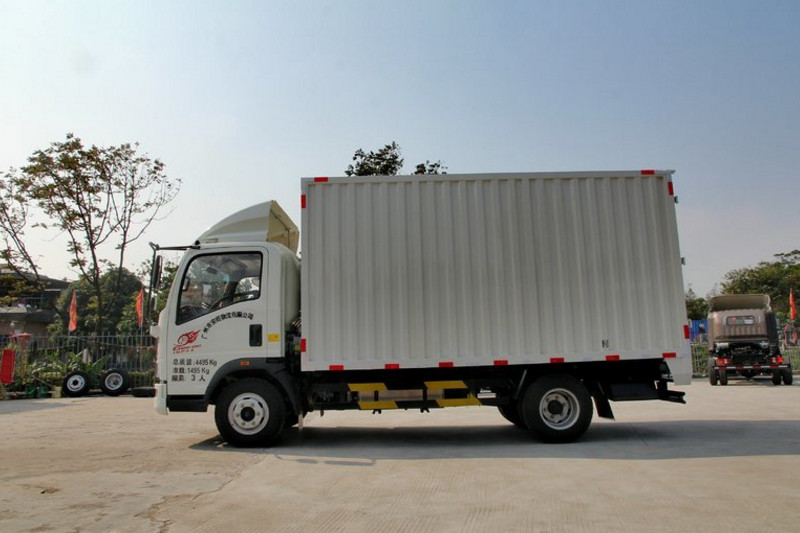 中国重汽HOWO 统帅 154马力 5.2米 4X2 国五单排厢式载货车(ZZ5087XXYG381CE183)
