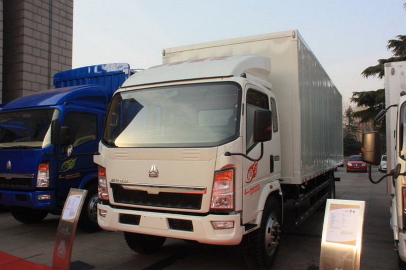 中国重汽HOWO 悍将 143马力 3.8米 4X2 国五排半厢式轻卡(ZZ5047XXYF3315E145)