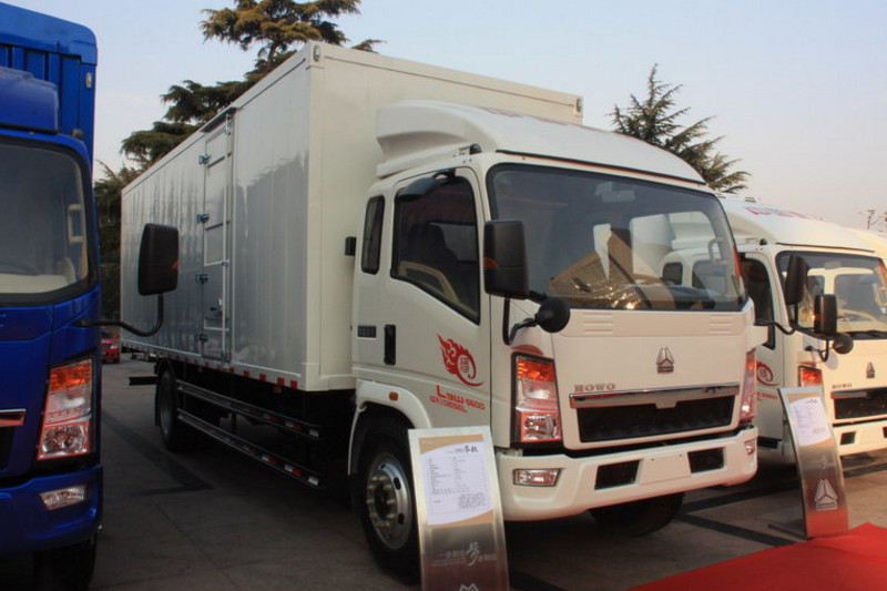 中国重汽HOWO 悍将 轻量化版 95马力 3.3米 4X2 国五排半厢式轻卡(ZZ5047XXYC2813E145)