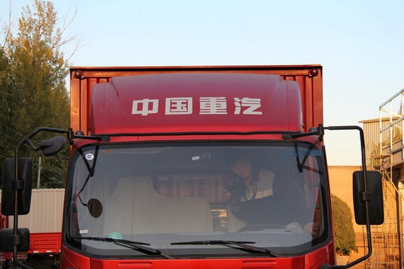 中国重汽HOWO 悍将 143马力 4.2米 4X2 国五单排厢式轻卡(ZZ5047XXYF3315E145)