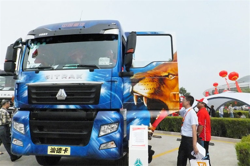 中国重汽 汕德卡SITRAK C7H重卡 440马力 6X2R 国四牵引车(彩绘后提升桥)(ZZ4256V323HD1)