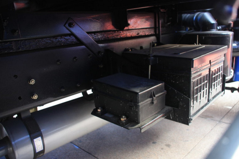 中国重汽HOWO 悍将 170马力 5.2米 4X2 国五排半栏板载货车(ZZ1147G421CE1)底盘图片