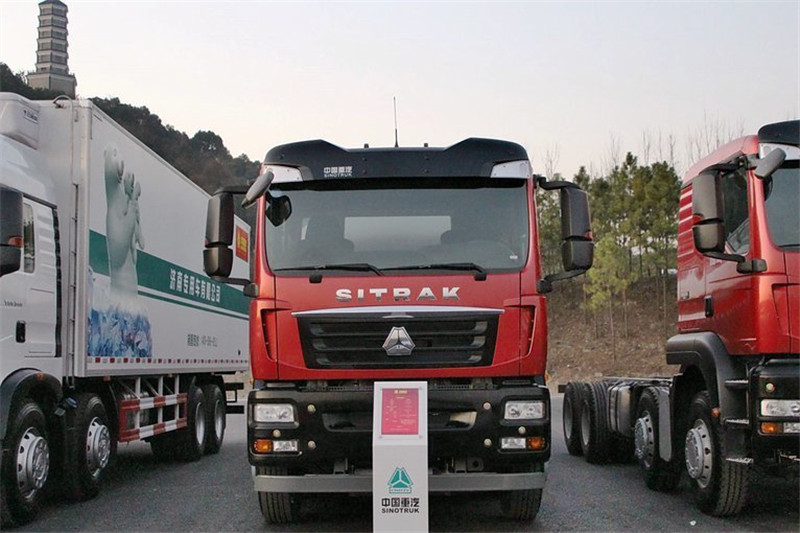 中国重汽 SITRAK C5H重卡 340马力 8X4 国四油罐车(HCH5320GYYZ)