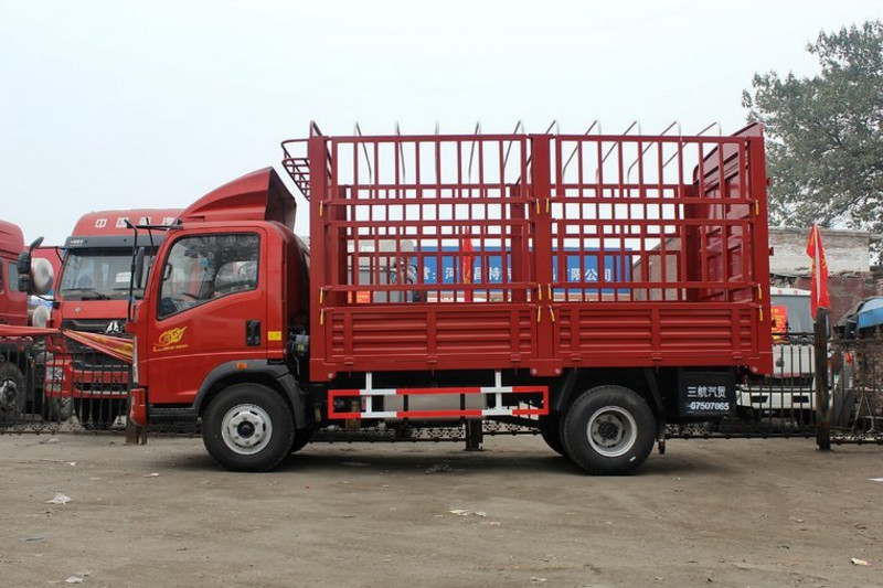 中国重汽HOWO 悍将 95马力 3.7米 4X2 国五单排仓栅式轻卡(ZZ5047CCYC2813E145)