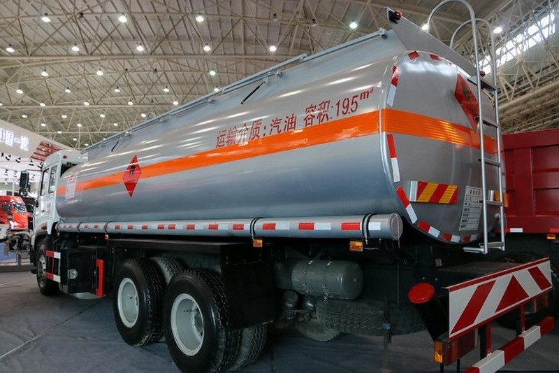 中国重汽 斯达斯太尔 M5G 280马力 6X4 国五 油罐车(CLQ5250GYY5ZZ)