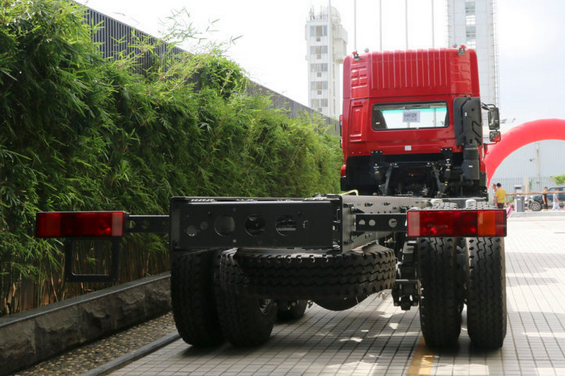 中国重汽 斯太尔DM5G重卡 340马力 8X4 9.6米 国五 栏板载货车(高顶)(ZZ1313N466GE1)