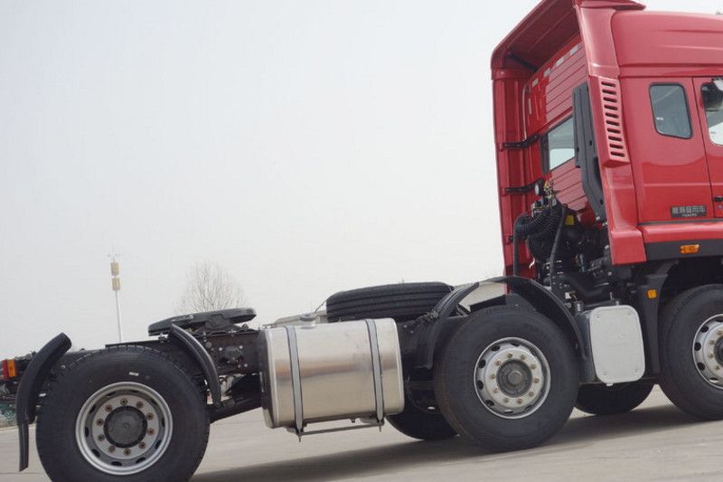 中国重汽 豪瀚J7B重卡 380马力 6X2  国五LNG牵引车(ZZ4255N27C6E1C)