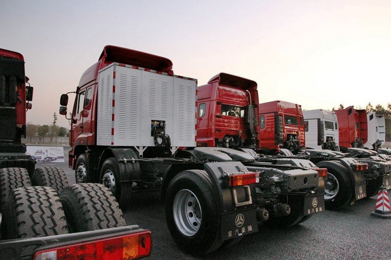 中国重汽 豪瀚J7B重卡 340马力 6X2  国五LNG牵引车(ZZ4255N27C6E1L)