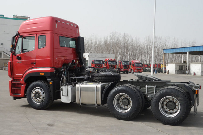 中国重汽 豪瀚J7B重卡 380马力 6X4 国五LNG危险品牵引车(ZZ4255N3846E1LW)