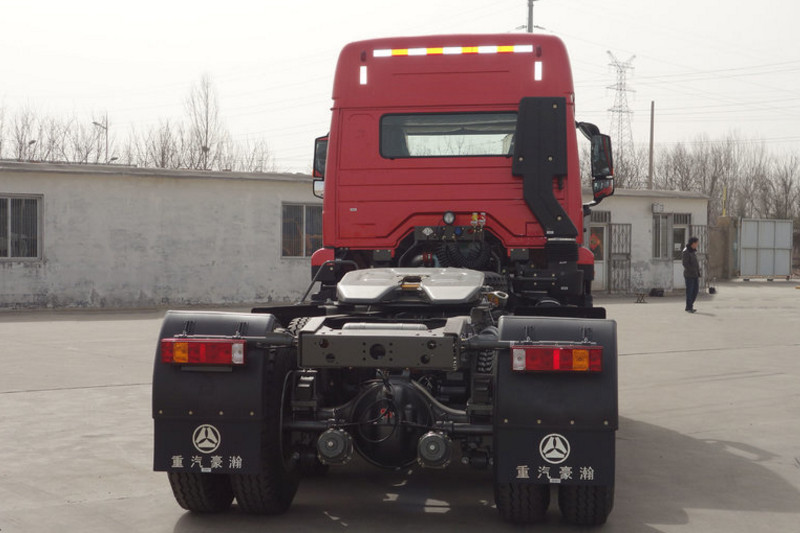 中国重汽 豪瀚J7B重卡 380马力 6X4 国五LNG危险品牵引车(ZZ4255N3846E1LW)