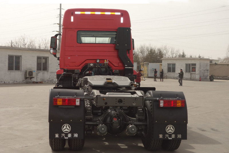 中国重汽 豪瀚J7B重卡 380马力 6X4 国五LNG危险品牵引车(ZZ4255N3846E1LW)