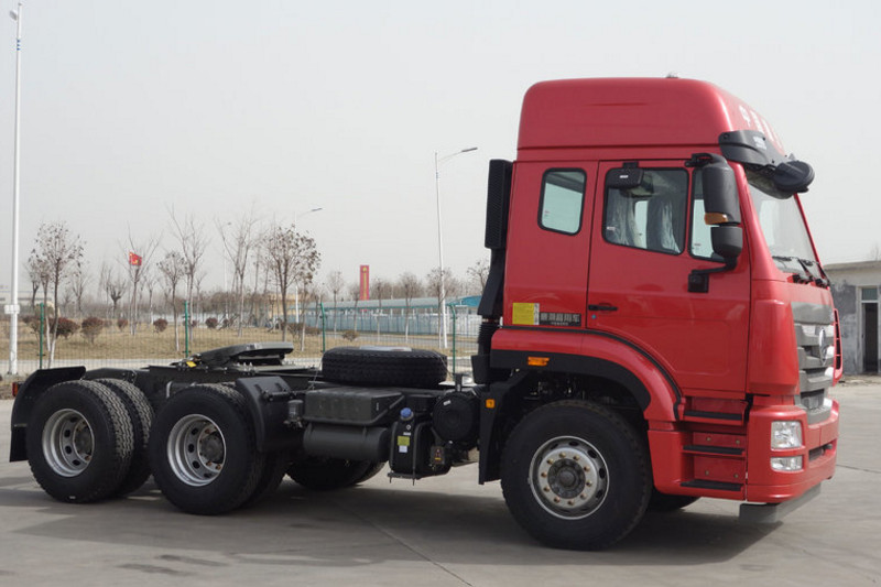 中国重汽 豪瀚J7B重卡 380马力 6X4 国五LNG危险品牵引车(ZZ4255N3846E1LW)