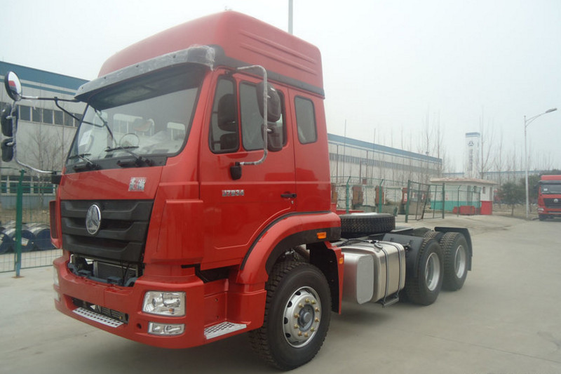 中国重汽 豪瀚J7B重卡 340马力 6X4 国五LNG危险品牵引车(ZZ4255N3846E1LW)