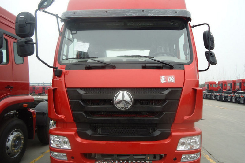 中国重汽 豪瀚J7B重卡 340马力 6X4 国五LNG危险品牵引车(ZZ4255N3846E1LW)