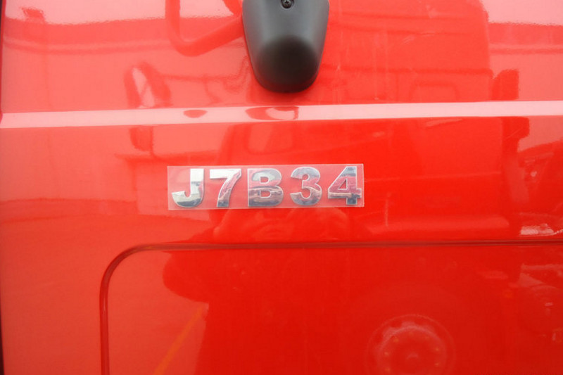 中国重汽 豪瀚J7B重卡 340马力 6X4 国五LNG危险品牵引车(ZZ4255N3846E1LW)
