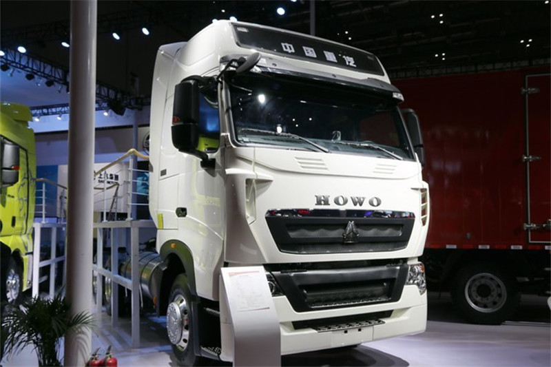 中国重汽 HOWO T7H 重卡 430马力 6X4 LNG 国五牵引车(ZZ4257V384HE1LB)