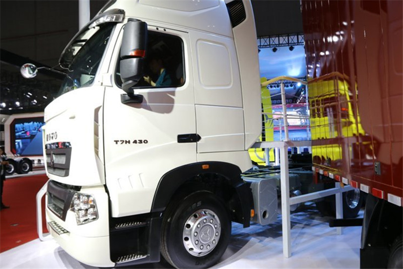 中国重汽 HOWO T7H 重卡 430马力 6X4 LNG 国五牵引车(ZZ4257V384HE1LB)