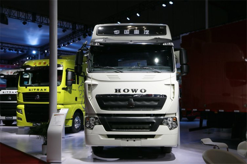 中国重汽 HOWO T7H 重卡 430马力 6X4 LNG 国五牵引车(ZZ4257V384HE1LB)