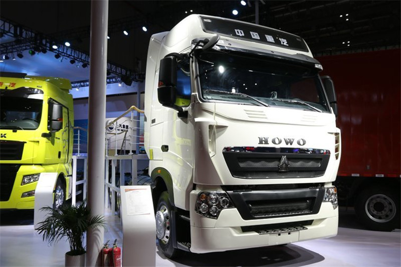 中国重汽 HOWO T7H 重卡 430马力 6X4 LNG 国五牵引车(ZZ4257V384HE1LB)