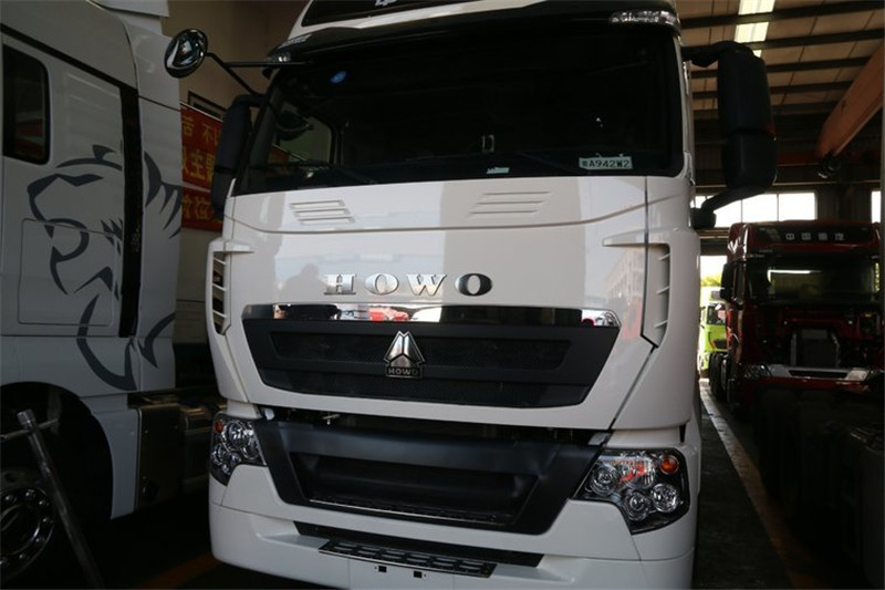 中国重汽 HOWO T7H 重卡 430马力 6X4 LNG 国五牵引车(ZZ4257V384HE1LB)