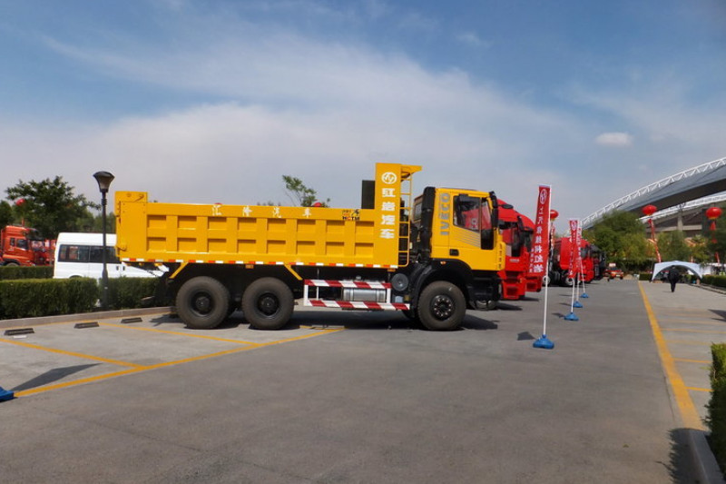 上汽红岩 新金刚重卡 320马力 6X4 5.6米 国四 自卸车(CQ3255HMG384)