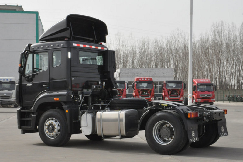 中国重汽 豪瀚J5G重卡 轻量化版 260马力 4X2 国五LNG牵引车(ZZ4185M4213E1L)