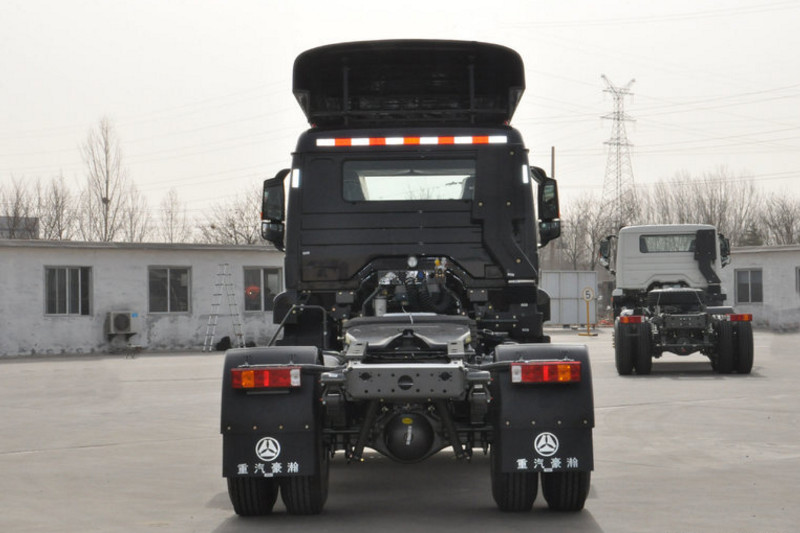 中国重汽 豪瀚J5G重卡 轻量化版 260马力 4X2 国五LNG牵引车(ZZ4185M4213E1L)