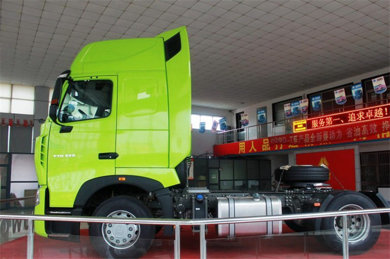 中国重汽 HOWO T7H重卡 320马力 4X2 国四牵引车(高顶)(ZZ4187N361MD1H)