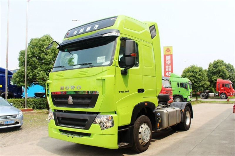 中国重汽 HOWO T7H重卡 360马力 4X2 国四危险品牵引车(高顶)(ZZ4187V361HD1W)