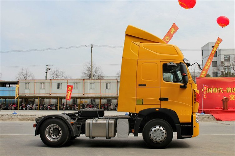 中国重汽 HOWO T7H重卡 400马力 4X2 国四危险品牵引车(ZZ4187V361HD1W)(高顶)