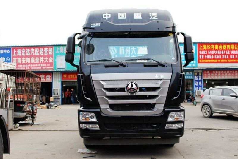 中国重汽 豪瀚J5G重卡 轻量化版 290马力 4X2 国五LNG牵引车(ZZ4185M4213E1L)