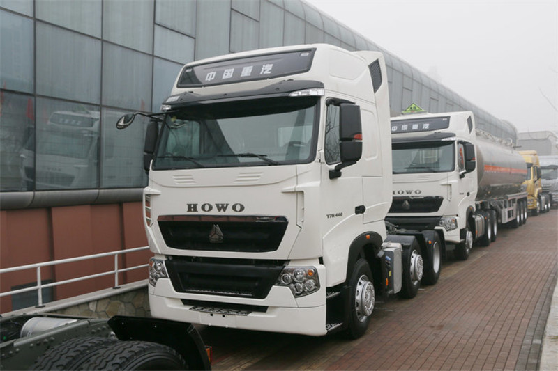 中国重汽 HOWO T7H重卡 440马力 6X2R 国五牵引车(后提升桥)(ZZ4257V26FHE1B)