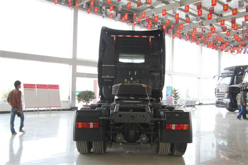 中国重汽 HOWO T7H 重卡 430马力 6X4 国五LNG牵引车(ZZ4257V384HE1LB)
