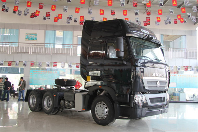 中国重汽 HOWO T7H 重卡 430马力 6X4 国五LNG牵引车(ZZ4257V384HE1LB)