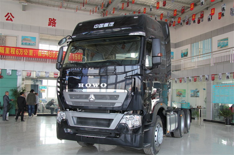 中国重汽 HOWO T7H 重卡 430马力 6X4 国五LNG牵引车(ZZ4257V384HE1LB)